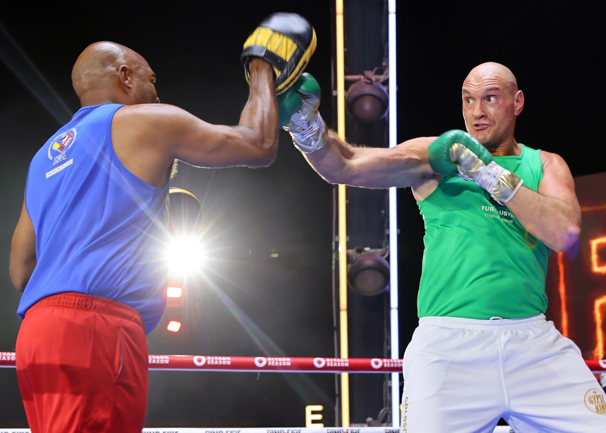 Media Workout Video & Photos: Fury & Usyk 3 Days Away From Undisputed Showdown