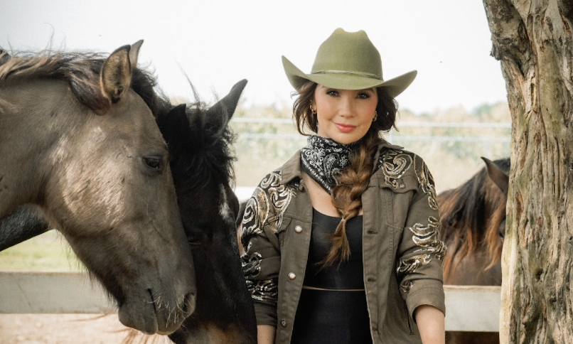 PAOLA JARA RELEASES HER NEW SINGLE “UNO SE CURA”